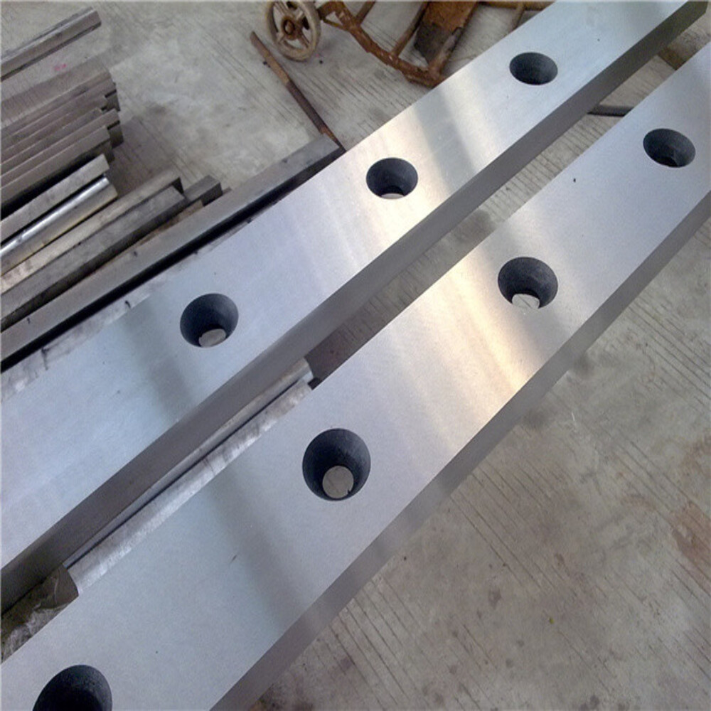Dao cắt cỏ lưỡi mài bóng 8 inch với cán màu đen.