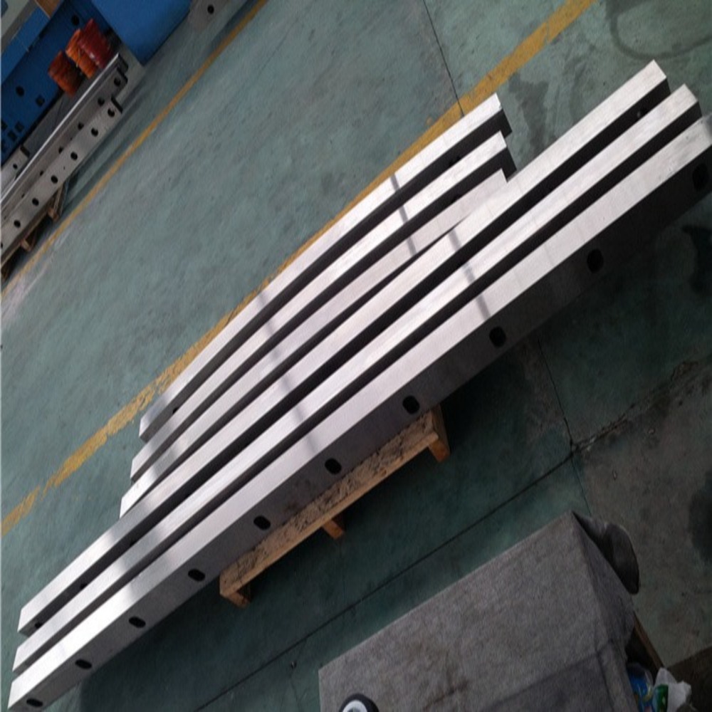Lưỡi cắt thép tấm H13k được thiết kế cho máy cắt trong nhà máy cán thép.
   